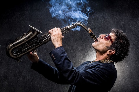 Gerge Israel, saxofonista do Kid Abelha, apresenta seu show “O BAILE DO GEORGE” com participação especial do Kiko Zambianchi e Alec Haiat no Blue Note São Paulo