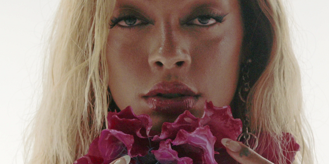 Urias lança o videodance de Rolling, single do Her Mind Blossom Edition